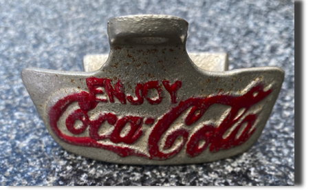 7827-1 € 14,00 coca cola wandopener ijzer rode letters enjoy coca cola.jpeg
